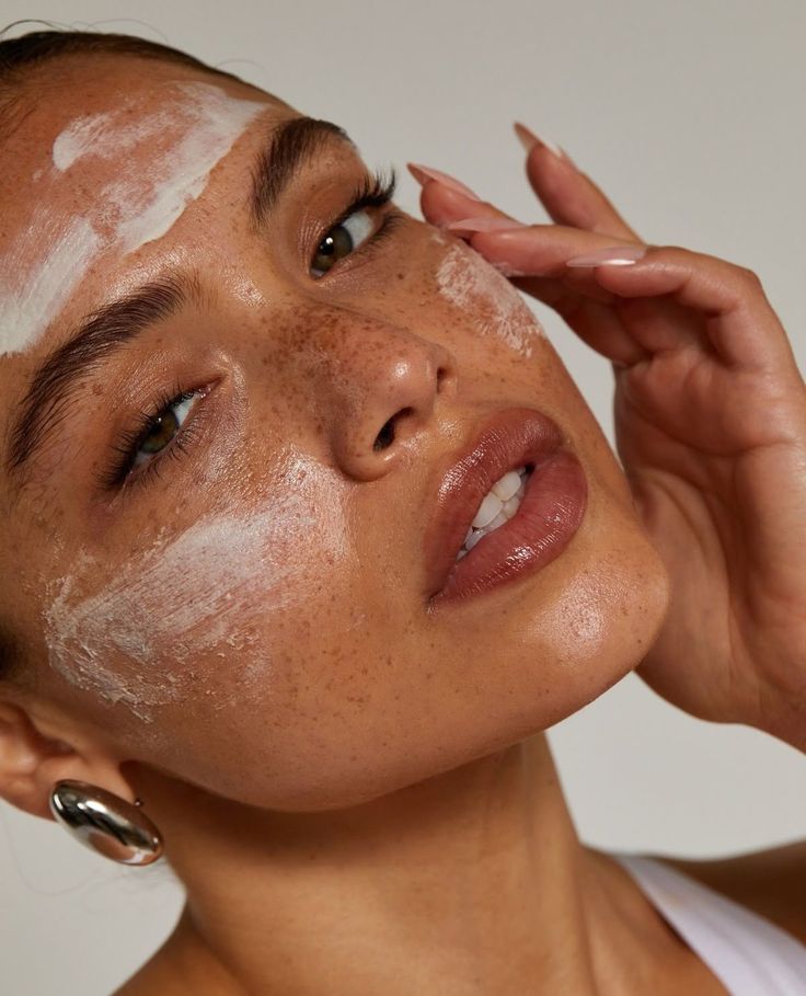 Cuidado facial con máscara hidratante en centro estético Nüa