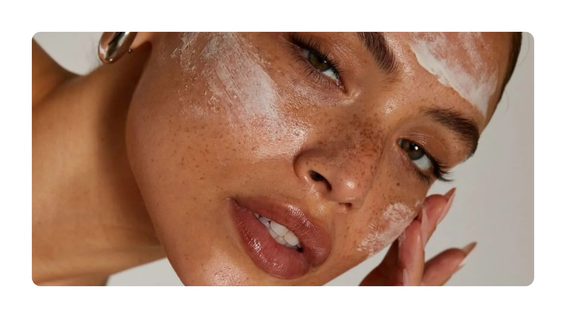 Mujer disfrutando de tratamiento facial en Nüa Skinhouse